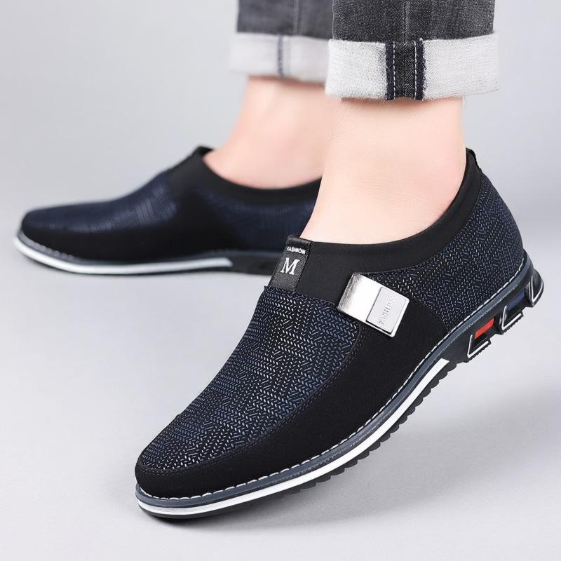 Herrenschuhe aus Wildleder mit Metallschnalle und weicher Sohle zum Reinschlüpfen